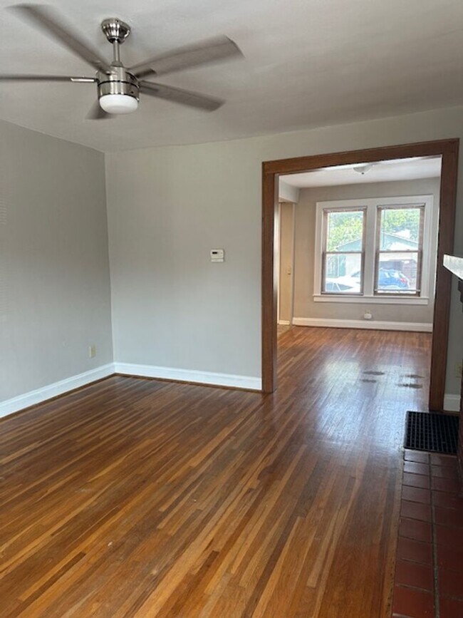 Building Photo - Large Grandview 1 Bedroom.