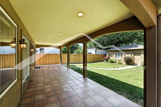 Building Photo - Luxury Meets Location – Impeccable 5BR Hom...