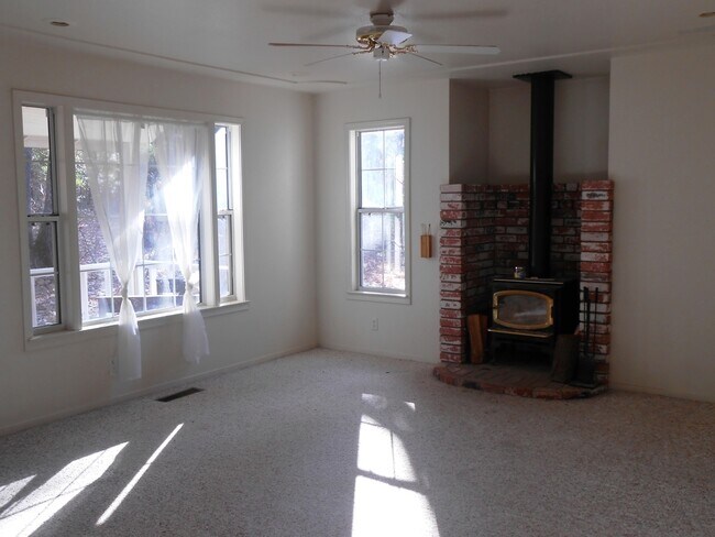Building Photo - 4896 Chateau Way