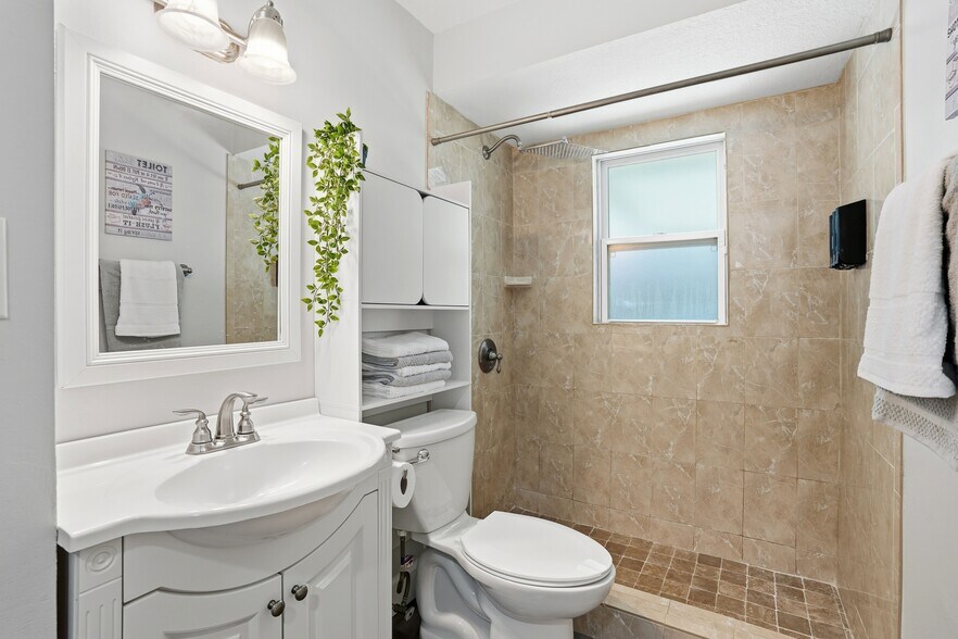 Building Photo - 4502 Parrot Ave