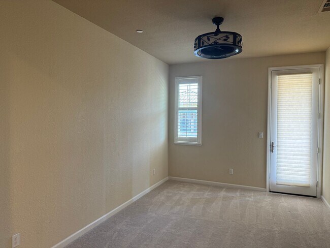 Building Photo - Great location close to Kaiser Roseville