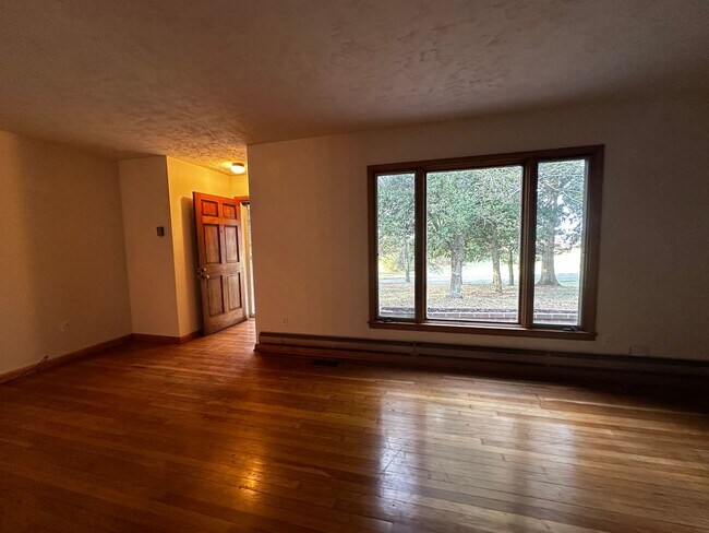 Building Photo - *Move in Special - Spacious 3 bedroom/ 2.5 bath home near Exit 8 - Morristown, TN