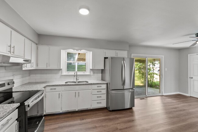 Building Photo - 610 Greenbriar Dr