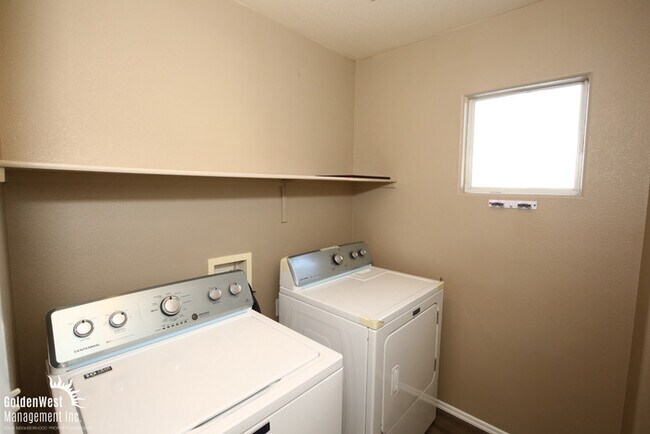 Building Photo - Spacious 3Bdm 2.5Ba Two-Story Home in Henderson