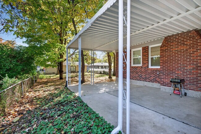 Building Photo - 1415 Lindsay Ln