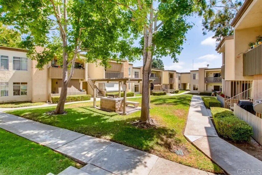 Courtyard - 432 Edgehill Ln