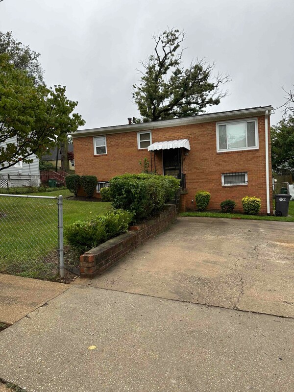 Building Photo - 522 70th St