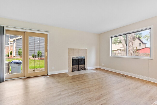 Building Photo - 320 Thistle Dr