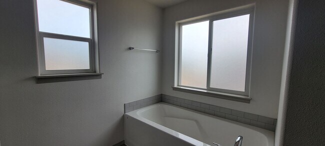 Building Photo - North Albany upgraded single family house