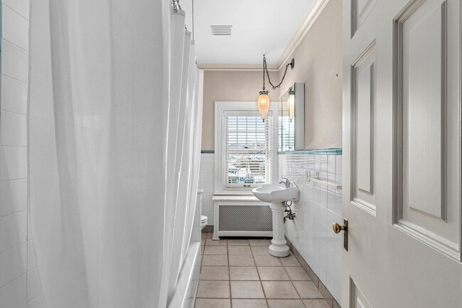 Building Photo - 5135 Ellsworth Ave