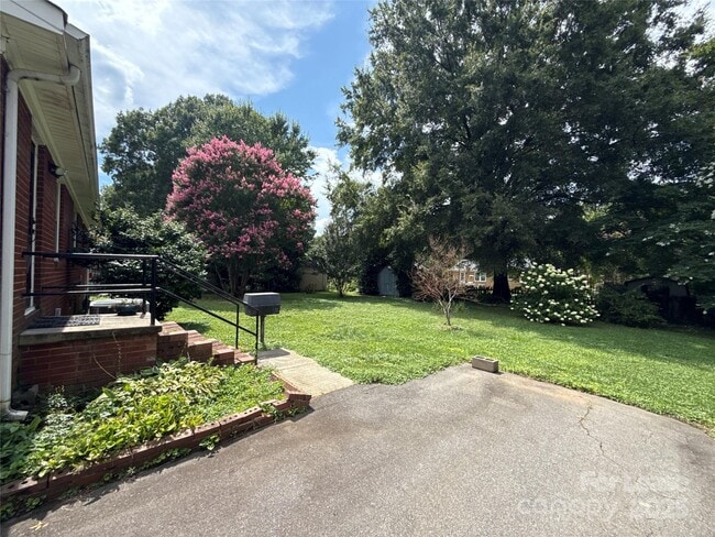 Building Photo - 1521 Woodhill Ln