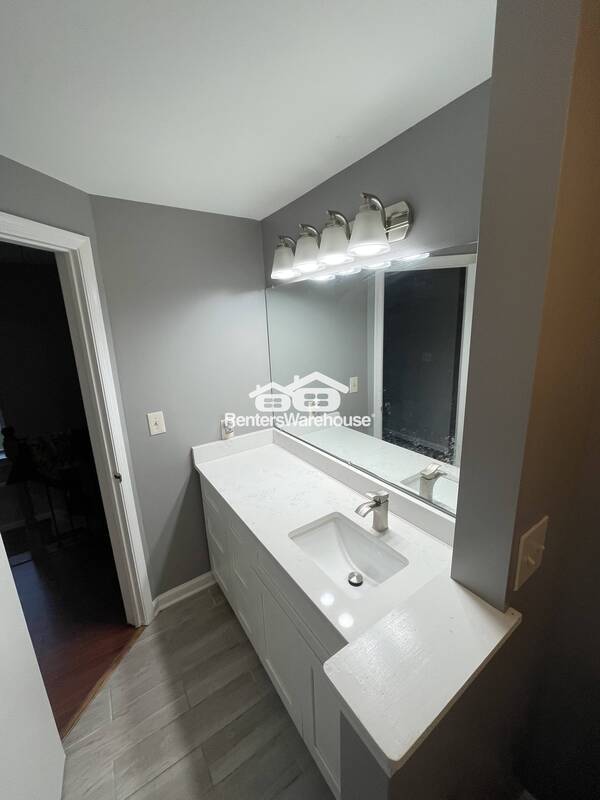 Building Photo - 1331 Stockett Square