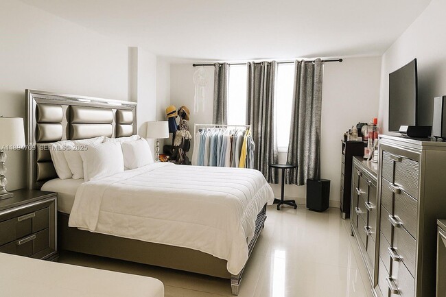 Building Photo - 500 Bayview Dr