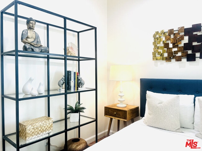 Building Photo - 1860 Alexandria Ave