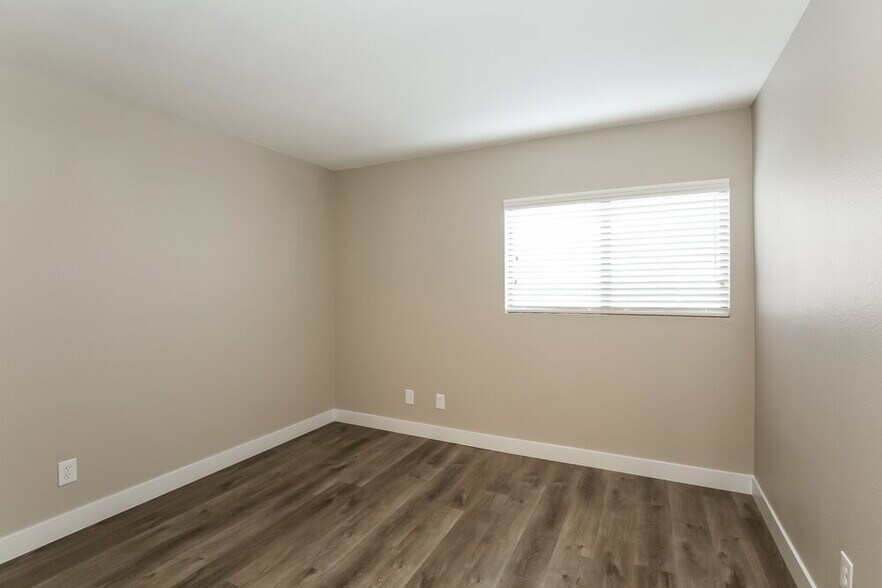 Building Photo - 2010 Waverly Cir