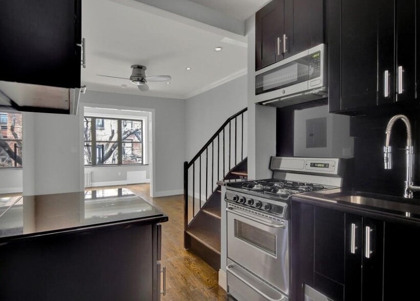 Building Photo - 145 E 26th St