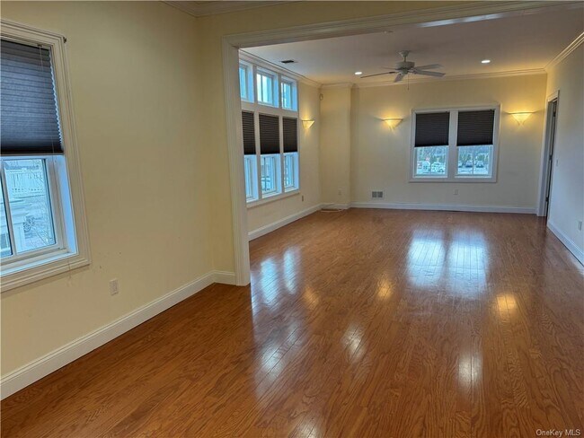 Building Photo - 400 Main St