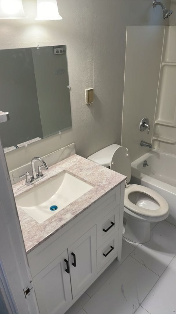 Building Photo - 2bd Located in Central Park