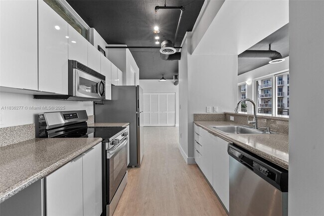 Building Photo - 455 NE 25th St