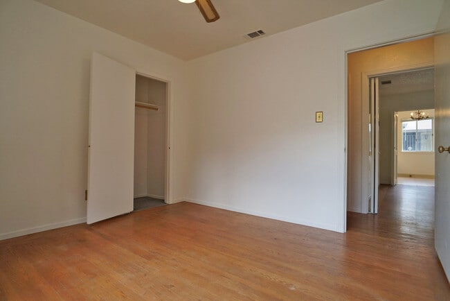 Building Photo - charming 3 bedroom 1.5 bathroom House in U...