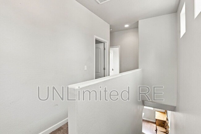 Building Photo - 2520 W Pikes Peak Dr