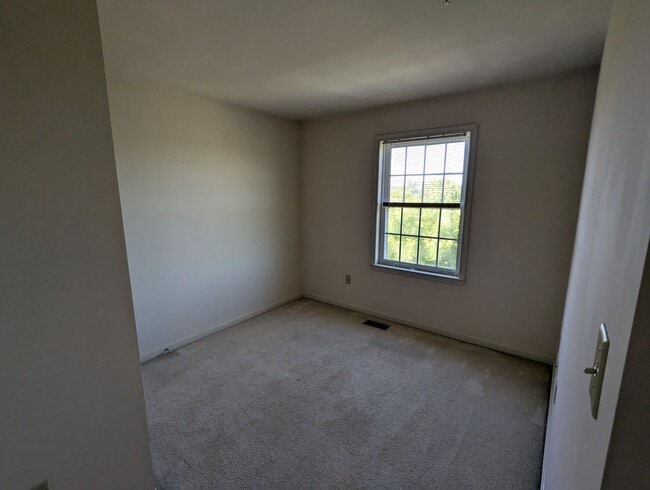 Building Photo - 3 Level End Unit townhouse available mid O...