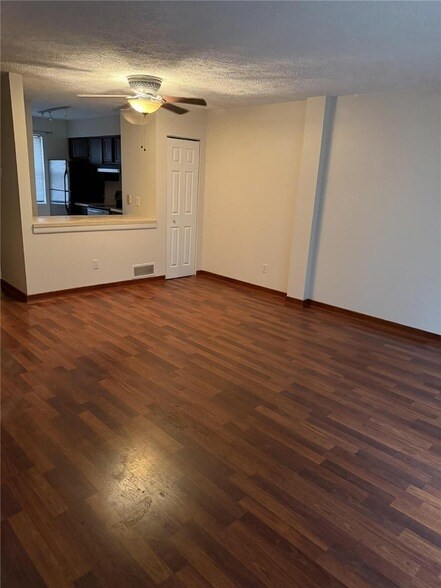 Building Photo - 210 Woodhaven Dr