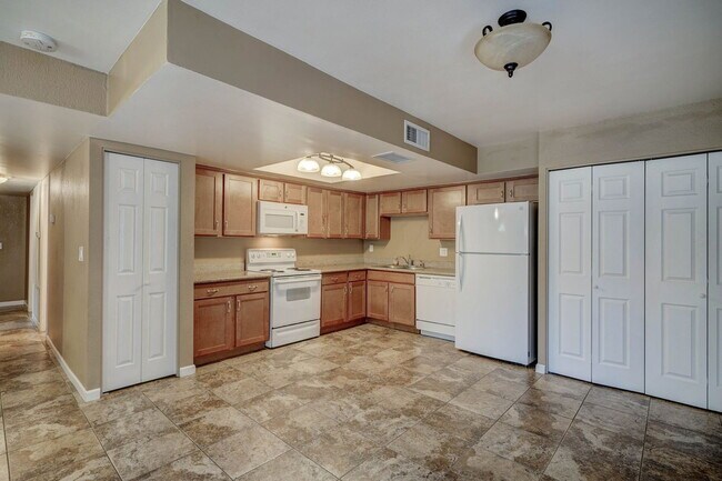 Building Photo - 3301 W Loma Ln