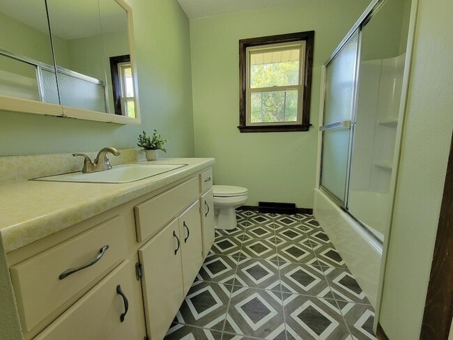 Building Photo - 205 Sharon St