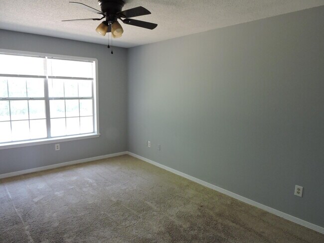 Building Photo - 215 Grand Prix Dr