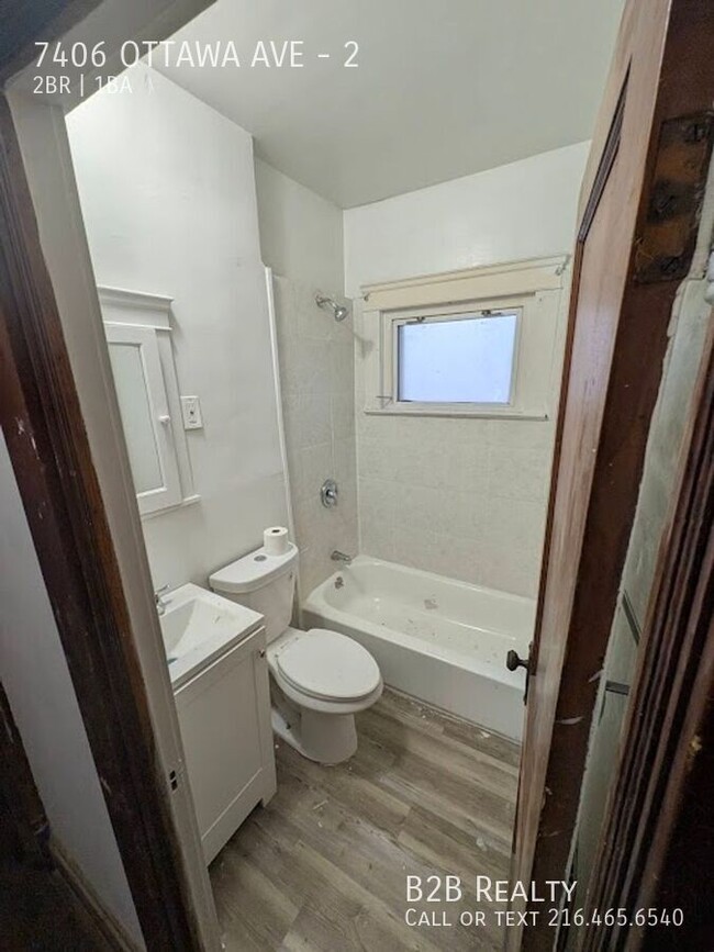 Building Photo - Charming 2-Bedroom Up Unit in Multifamily ...