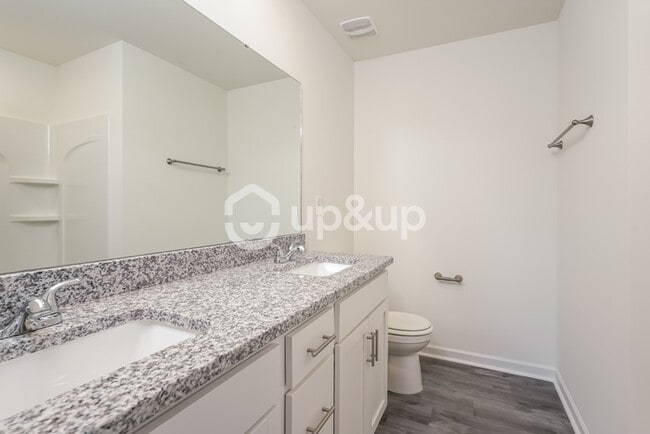 Building Photo - Fantastic 3bd/3ba home! Coming soon!