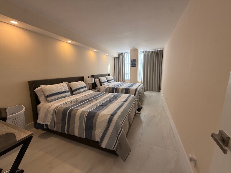 Large 2nd bedroom with 2 queen size beds - 500 Three Islands Blvd