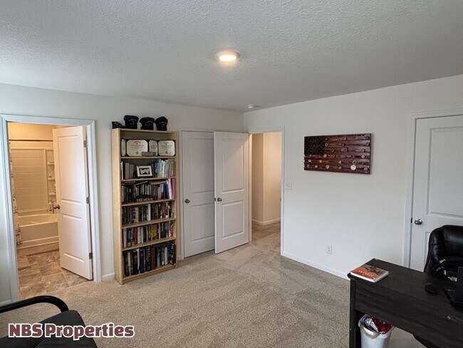 Building Photo - 7402 Cottontail St