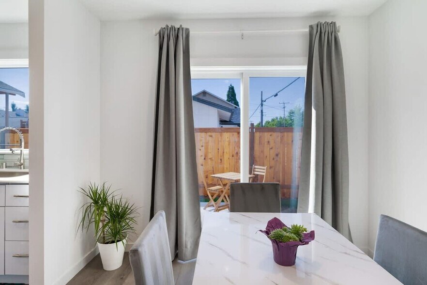 Building Photo - 703 N 104th St