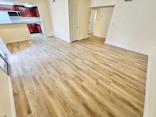 Building Photo - ** SUPER SUMMER SPECIAL!! $400 Off First Month's Rent **  Stylish condo with new upgrades, tennis...