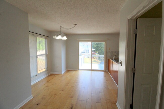 Building Photo - 869 Camelot Ln