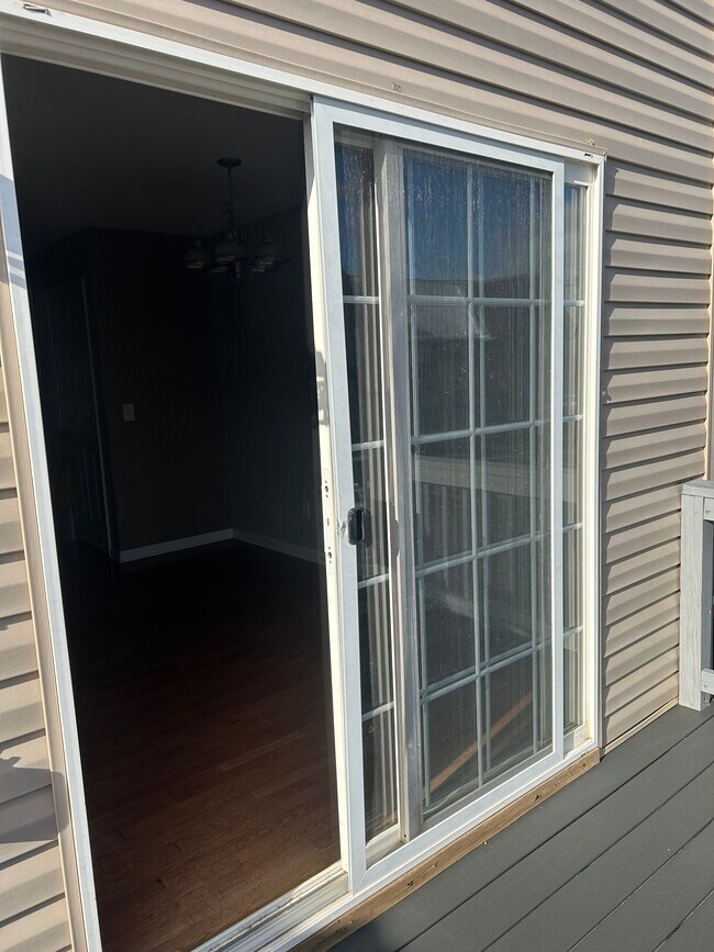 Building Photo - 2121 S Greenwood Dr