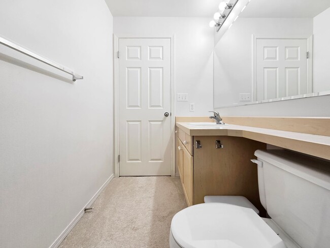 Building Photo - Spacious 3-Bed, 3-Bath Home with Lower Level Bedrooms, Patio, and Garage Near Factoria Mall & Dow...