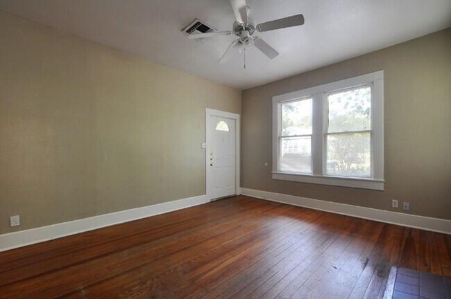 Building Photo - Upgraded and ready 5 bed 2 bath home next door to the 3 bed 2 bath home