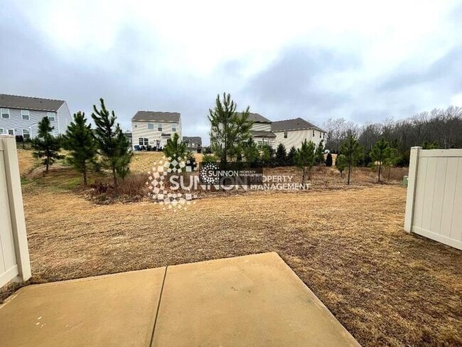 Building Photo - End Unit 3 BR 2.5 BA w/ Garage