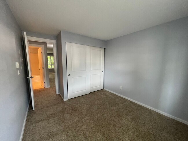 Building Photo - Welcome Home to Comfort & Convenience in E...