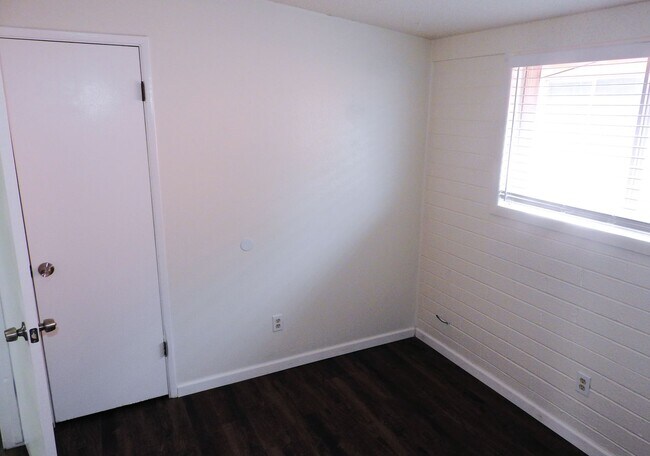 Building Photo - Beautifully Remodeled 3+1 Bungalow with Indoor-Outdoor Living