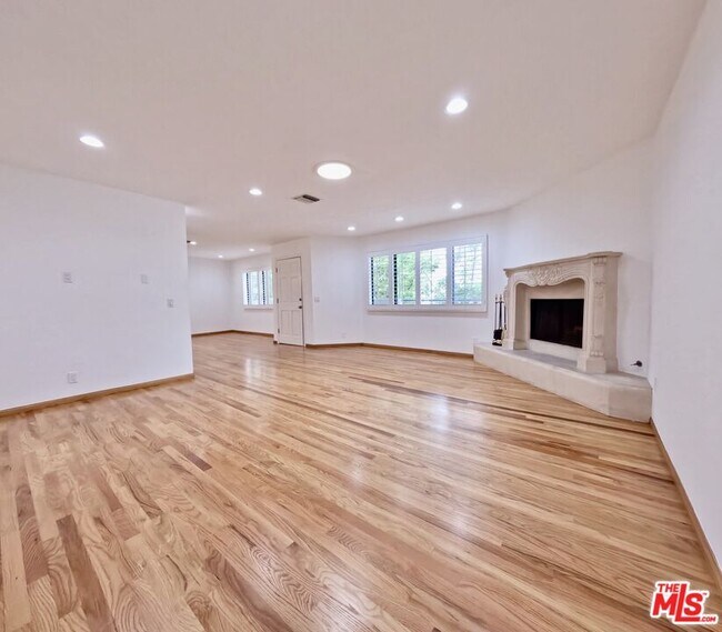 Building Photo - 805 N W Knoll Dr