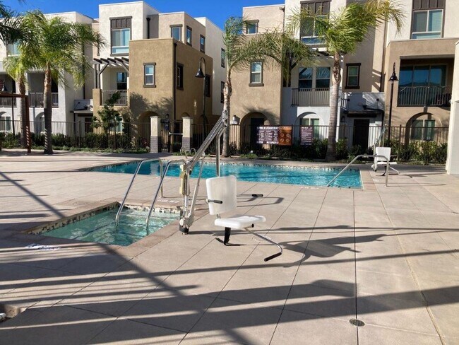 Building Photo - 4 Bedroom TownHome in the Skyline Community