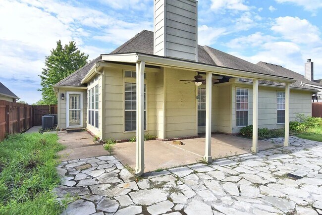 Building Photo - Beautiful 4 Bed 2.5 Bath Property in South...
