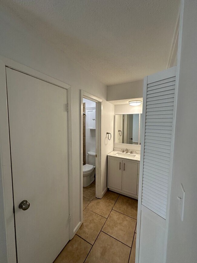 Building Photo - Condominium in Greenbrier! Near University of Memphis! Available Now!