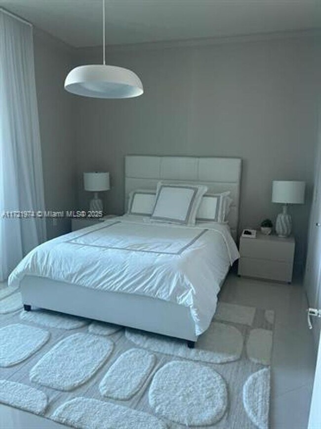 Building Photo - 900 Biscayne Blvd