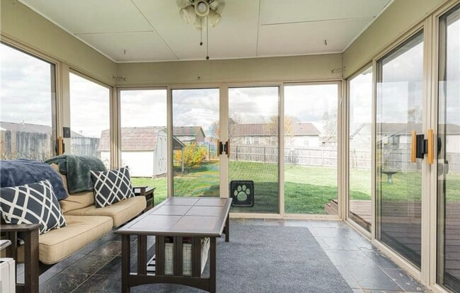 Building Photo - 3BR/2BR Home For Rent - Fenced Back Yard w...