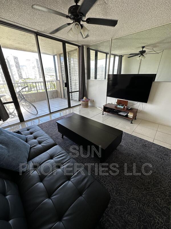 Building Photo - 2121 Ala Wai Blvd